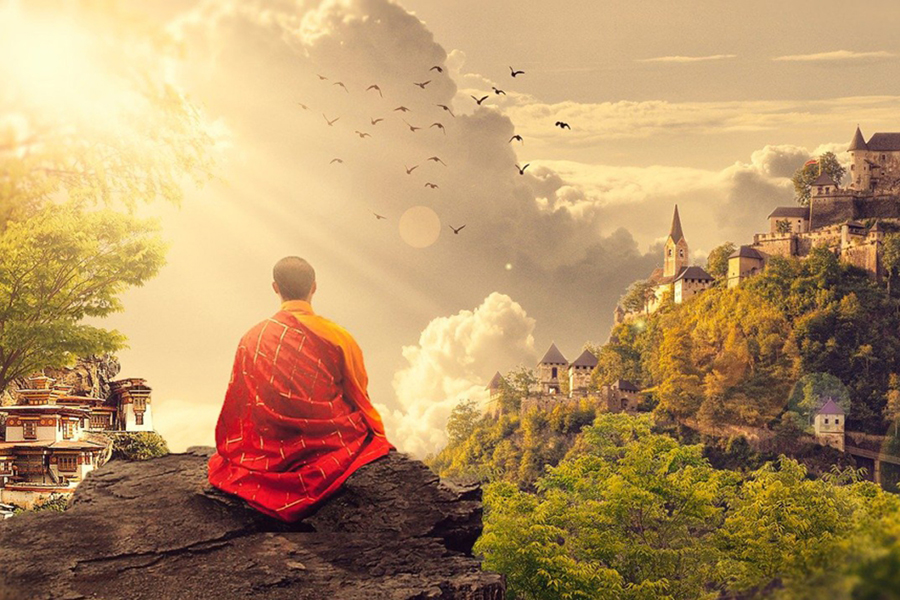 Image d'en-tête de l'article Je Réalise " Ma gestion émotionnelle : clé pour être zen ", sur laquelle l'on voit un moine tibétain de dos, assis sur un rocher, regardant le paysage : un temple à gauche et un château à droite, sous un ciel lumineux et chargé d'oiseaux.