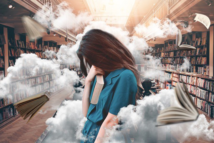 Image d'en-tête de l'article Je Réalise " Stop au stress #1 Le comprendre pour s'en affranchir ", sur laquelle l'on voit des livres qui virevoltent dans une bibliothèque, dans des nuages de fumée. Une femme en robe bleue et tenant un livre se trouve prise dans cette tempête, le visage caché par ses cheveux.