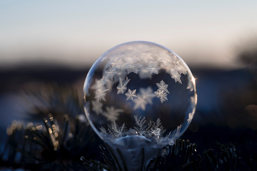 Image d'en-tête de l'article Je Réalise " Bilan et équilibre de ma vie " sur laquelle l'on voit une bulle d'eau gelée.
