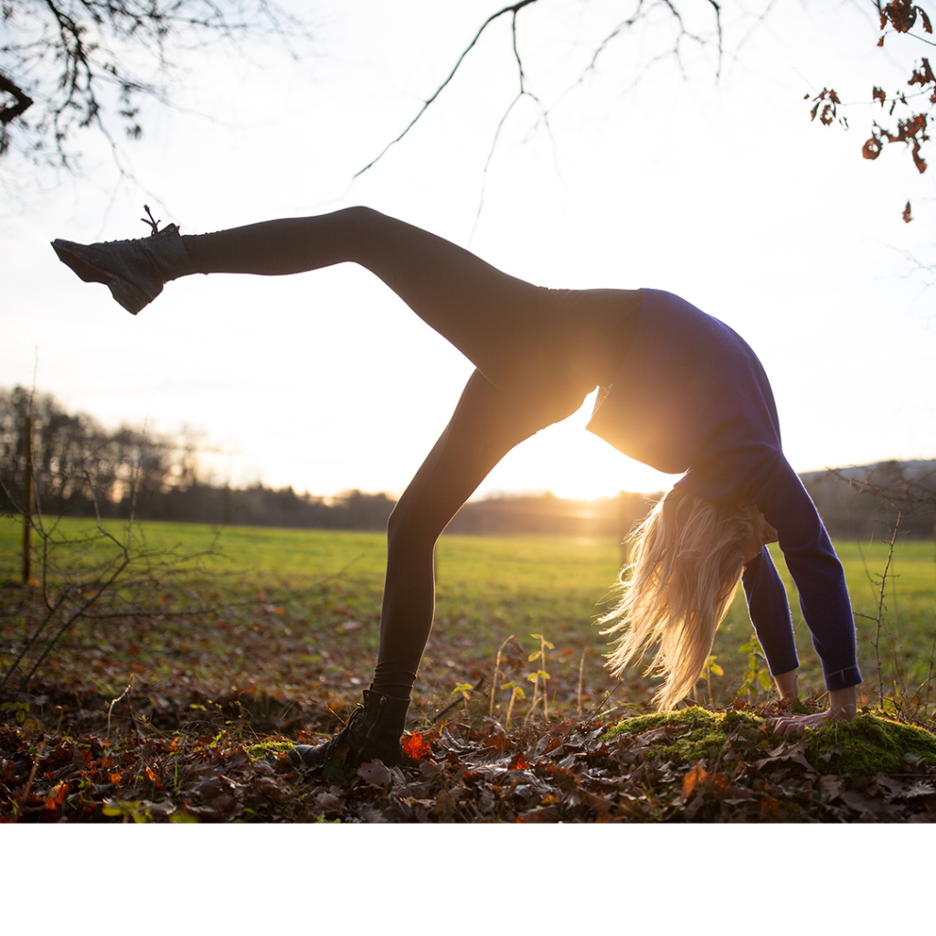 Image d'en-tête de l'article Je Réalise " Le yoga : Mon art de vivre 2/3 ", sur laquelle l'on voit Justine faisant du yoga.