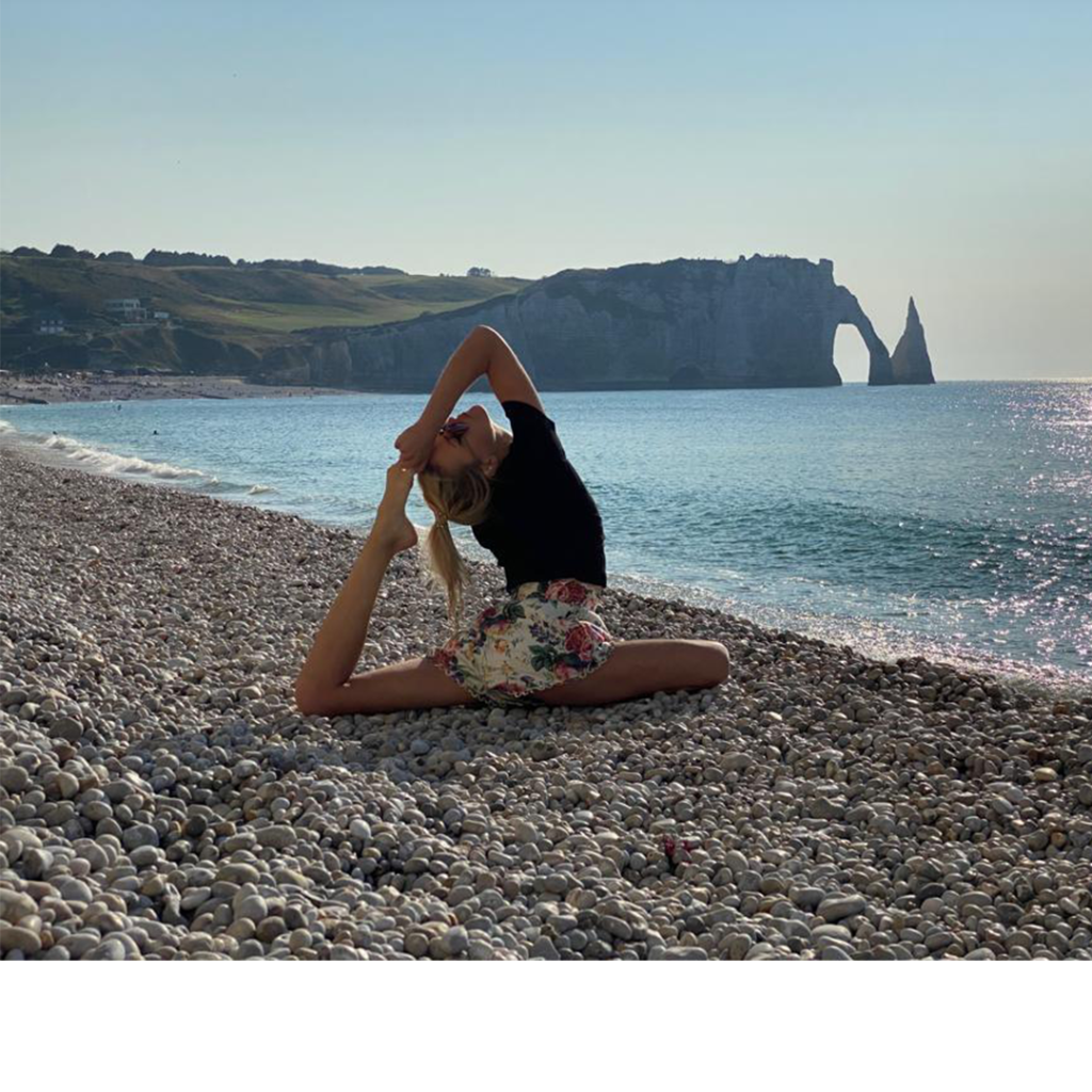 Image d'en-tête de l'article Je Réalise " Le yoga : Mon art de vivre 1/3 ", sur laquelle l'on voit Justine faisant du yoga.