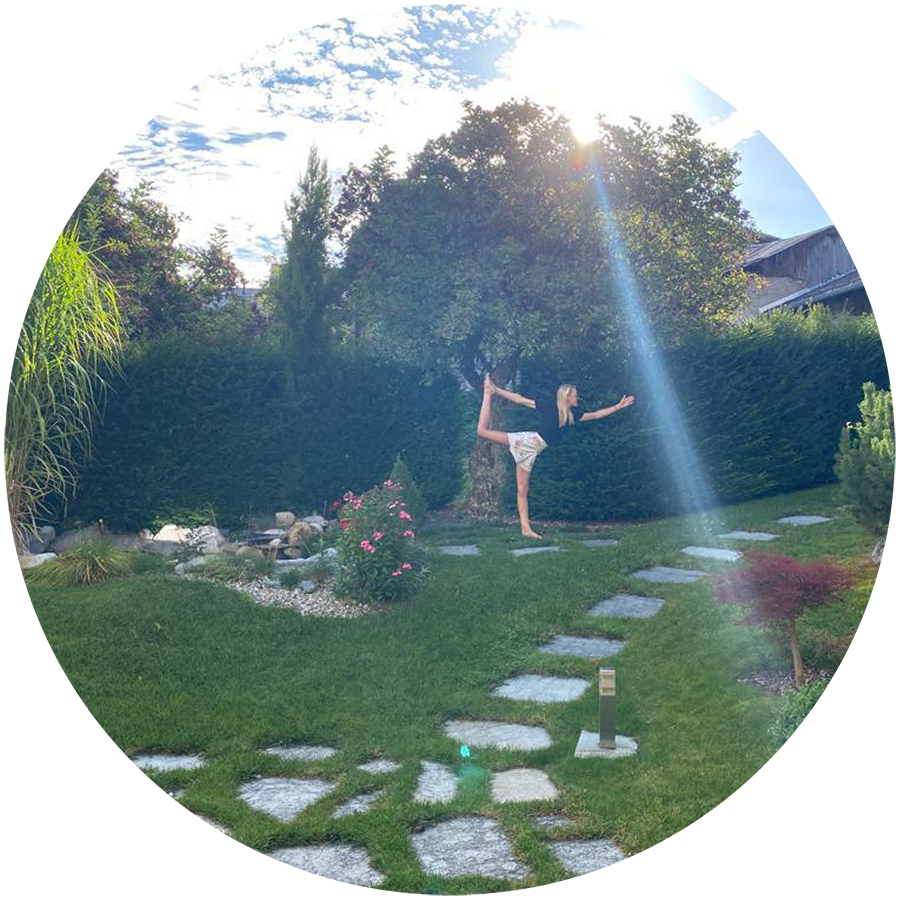 Image de bas de page de l'article Je Réalise " Le yoga : Mon art de vivre 2/3 ", sur laquelle l'on voit Justine faisant du yoga.