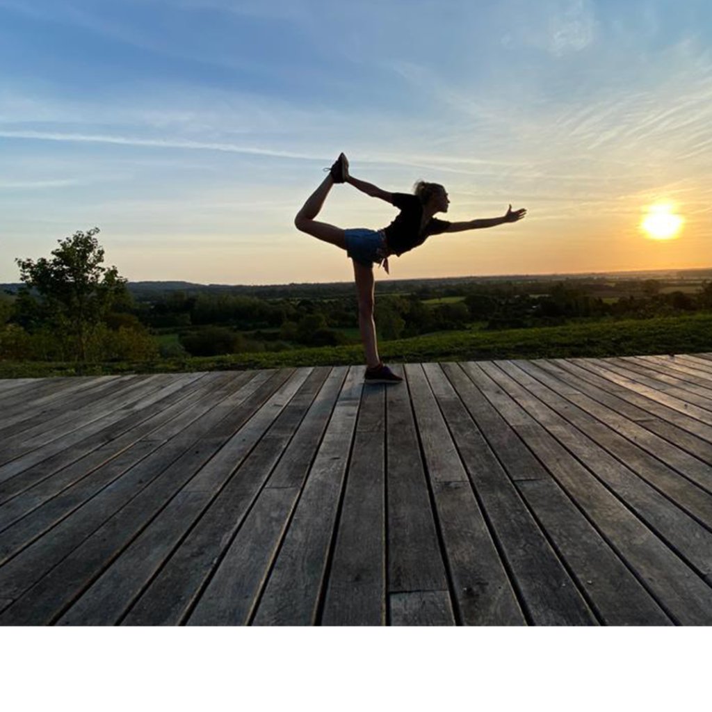 Image d'en-tête de l'article Je Réalise " Le yoga : Mon art de vivre 3/3 ", sur laquelle l'on voit Justine faisant du yoga.