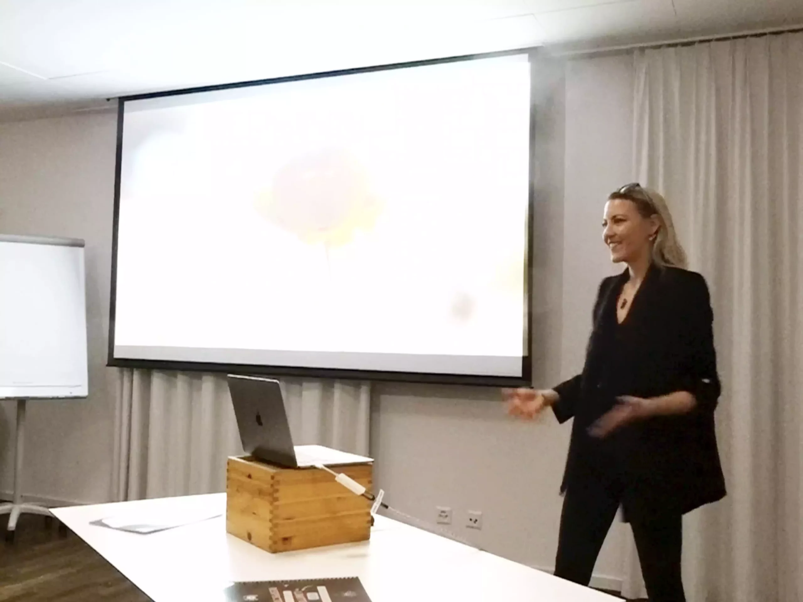 Bandeau conférence_Photo 1 C'est une photo de la conférence " Les 5 clés du Bonheur ", donnée par Justine.