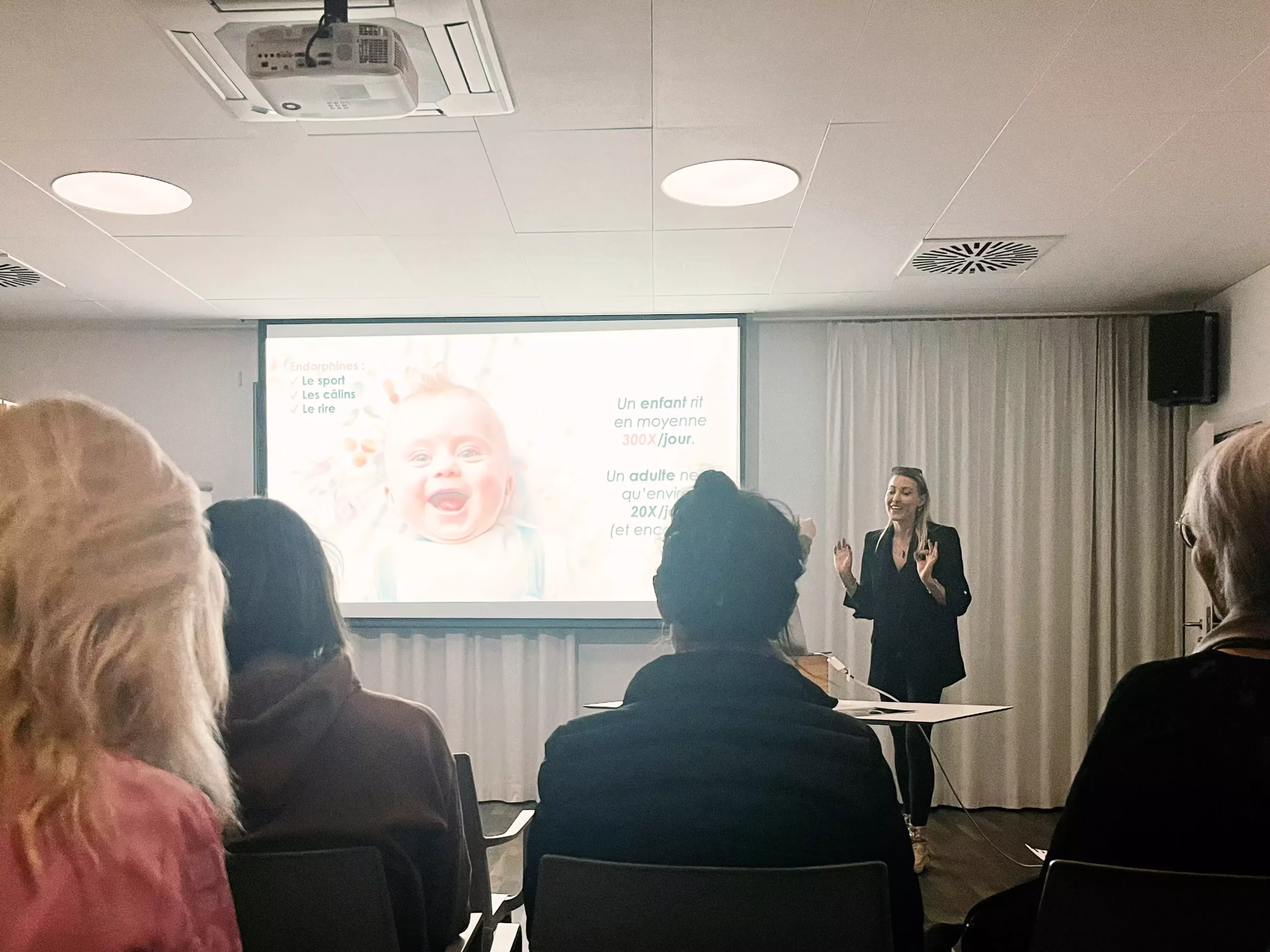 Bandeau conférence_Photo 2 C'est une photo de la conférence " Les 5 clés du Bonheur ", donnée par Justine.