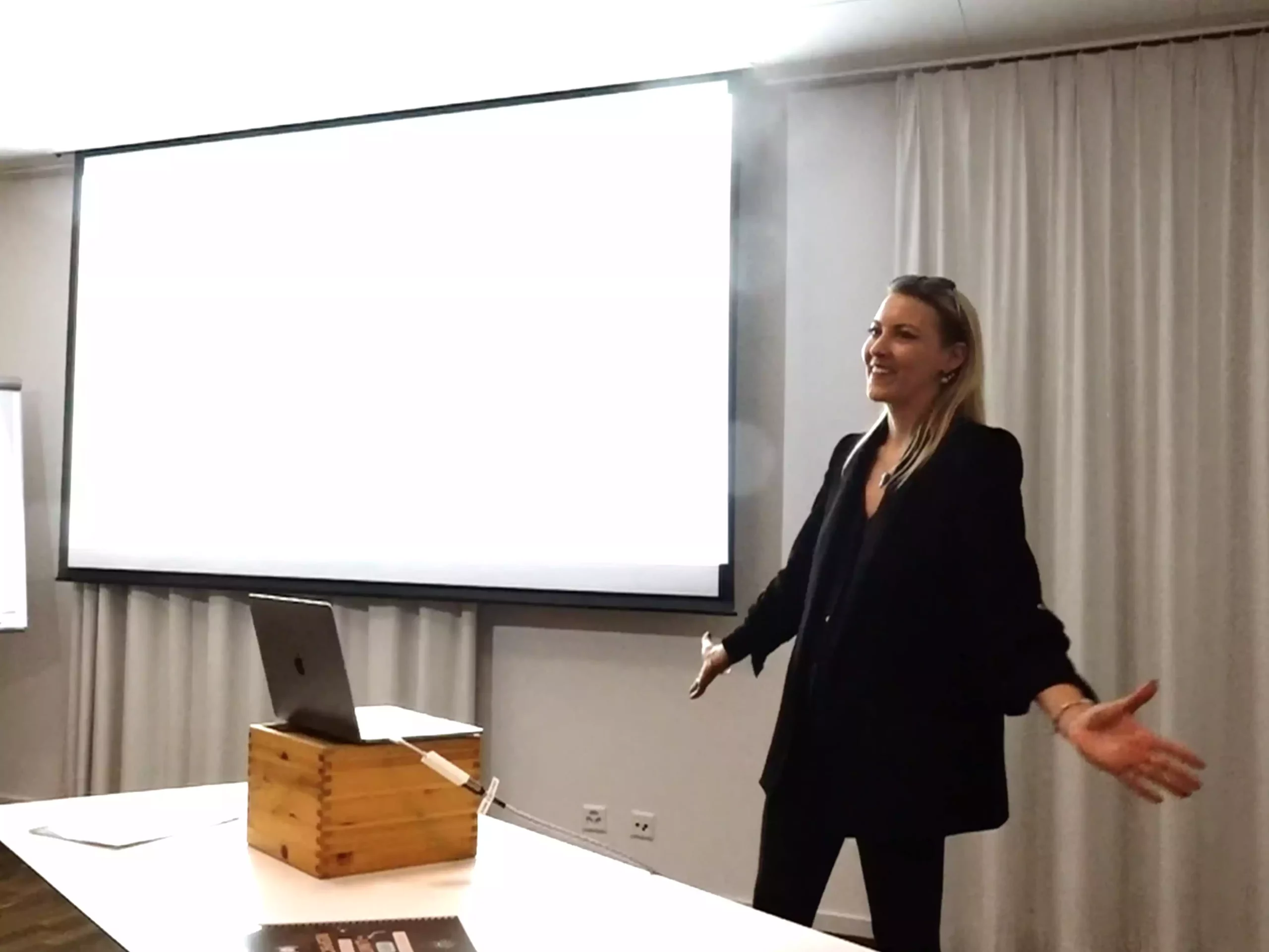 Bandeau conférence_Photo 3 C'est une photo de la conférence " Les 5 clés du Bonheur ", donnée par Justine.