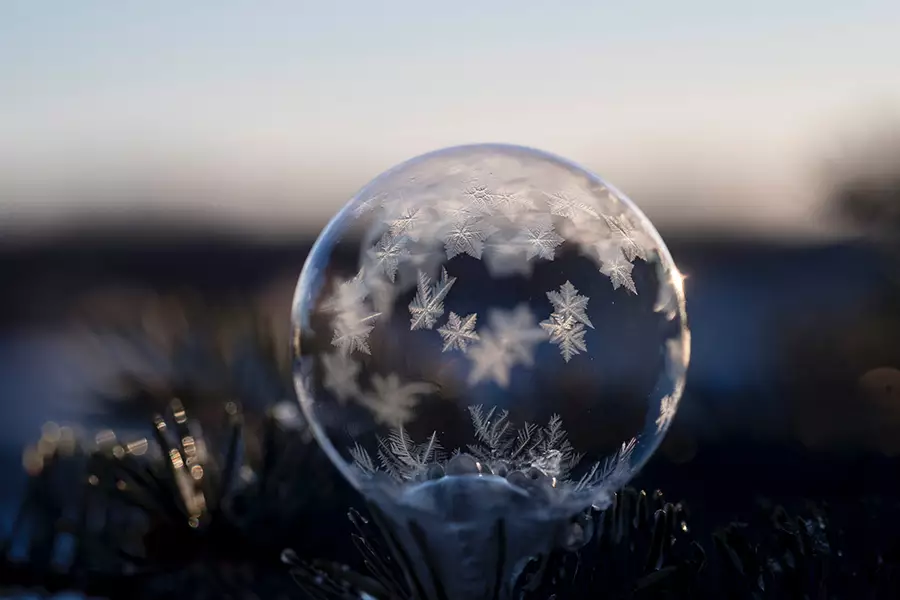 Image d'en-tête de l'article Je Réalise " Bilan et équilibre de ma vie " sur laquelle l'on voit une bulle d'eau gelée.
