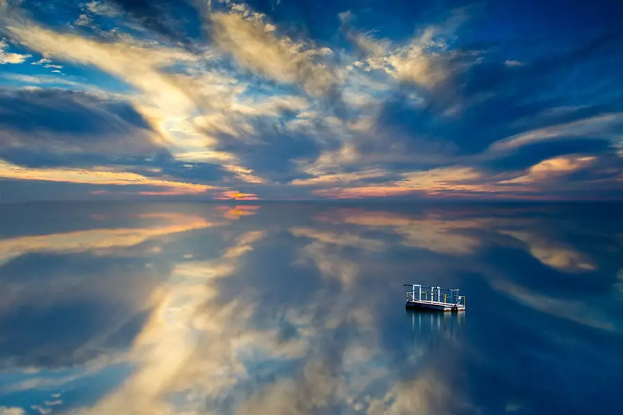 Image d'en-tête de l'article Je Réalise " Stop au stress 3/3 Avoir les bons réflexes ", sur laquelle l'on voit la mer calme, avec un plongeoir, rejoignant le ciel.