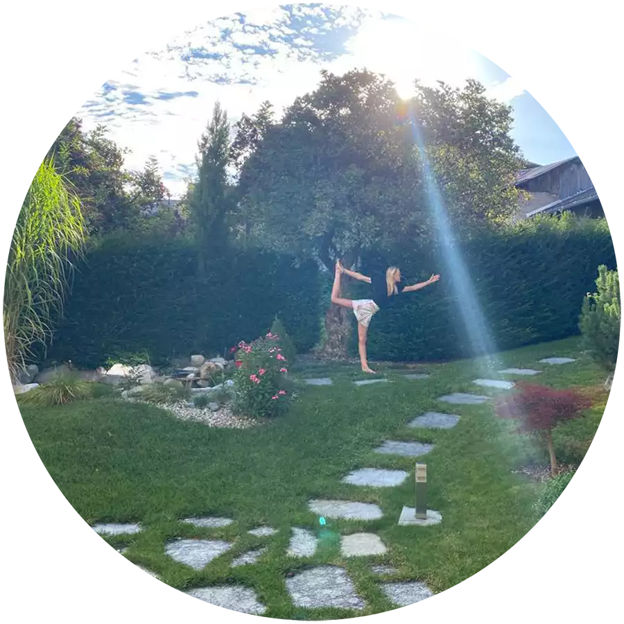 Image de bas de page de l'article Je Réalise " Le yoga : Mon art de vivre 2/3 ", sur laquelle l'on voit Justine faisant du yoga.