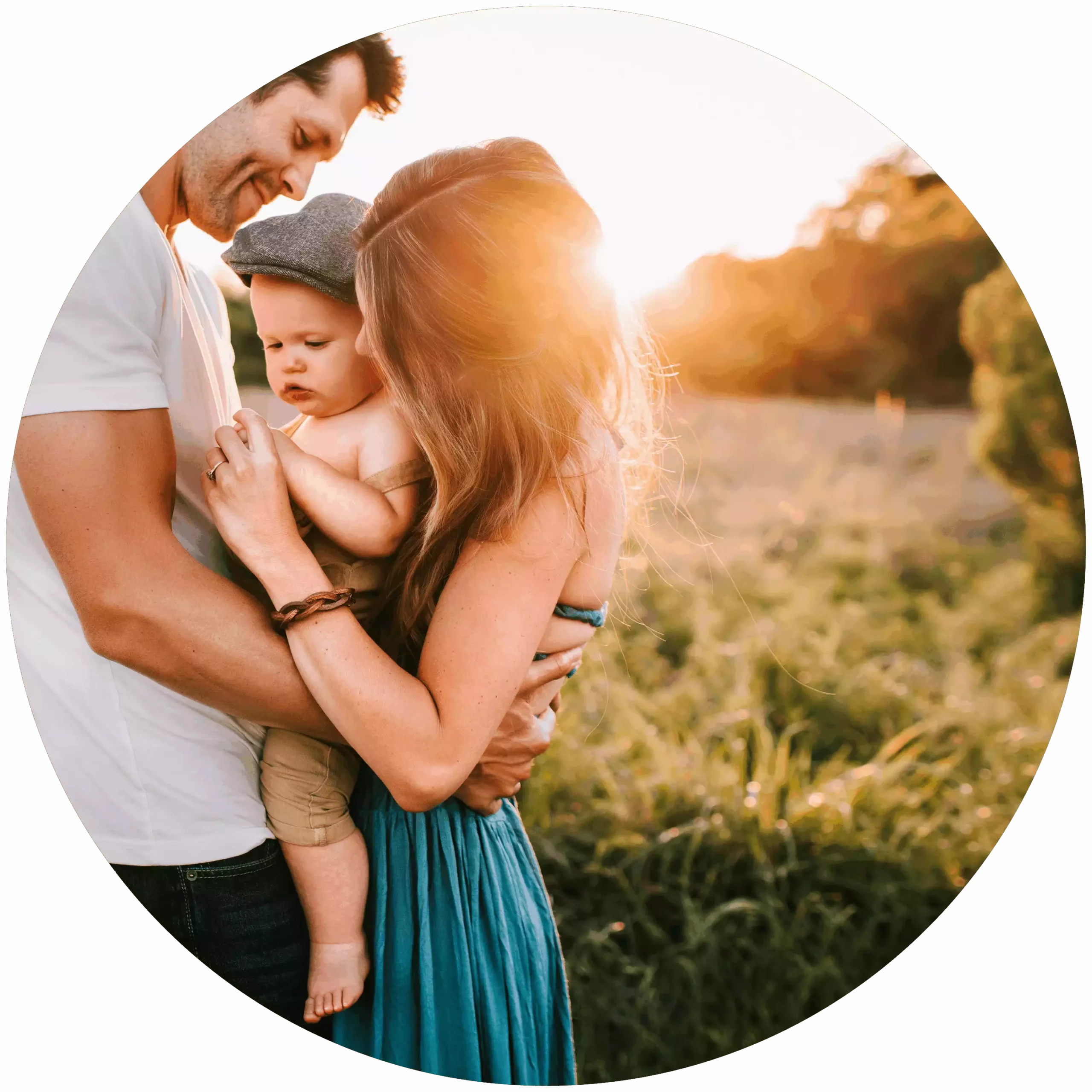 Photo_Page d'accueil Il s'agit d'une photo représentant une famille épanouie au coucher de soleil.