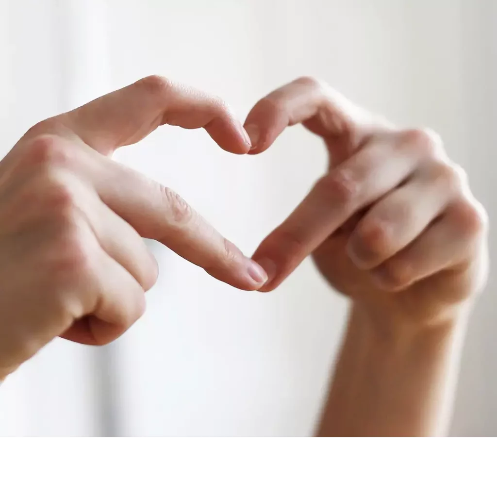 Image d'en-tête de l'article Je Réalise : " Stop au mode " Fais plaisir ! " ", sur laquelle l'on voit une personne formant un cœur avec ses doigts.