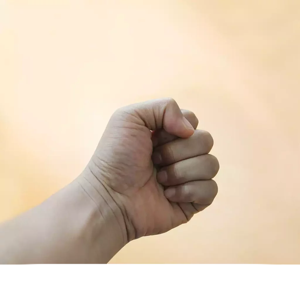 Image d'en-tête de l'article Je Réalise : " Stop au mode " Sois fort(e) ! " ", sur laquelle l'on voit une personne serrant le poing.