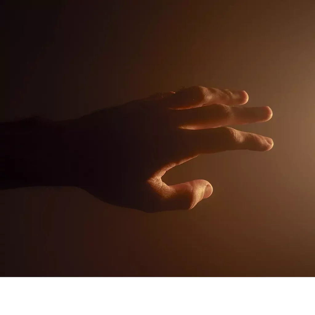 Image d'en-tête de l'article Je Réalise : " Stop au mode " Sois parfait(e) ! " ", sur laquelle l'on voit la main d'un homme s'approcher d'une source de lumière.