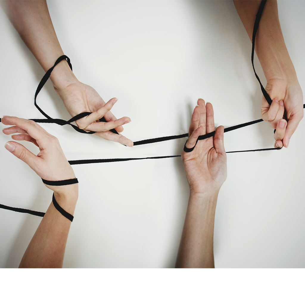 Image d'en-tête de l'article Je Réalise : " Comment reconnaître les relations toxiques ? ", sur laquelle l'on voit plusieurs mains en attacher d'autres avec des rubans noirs.