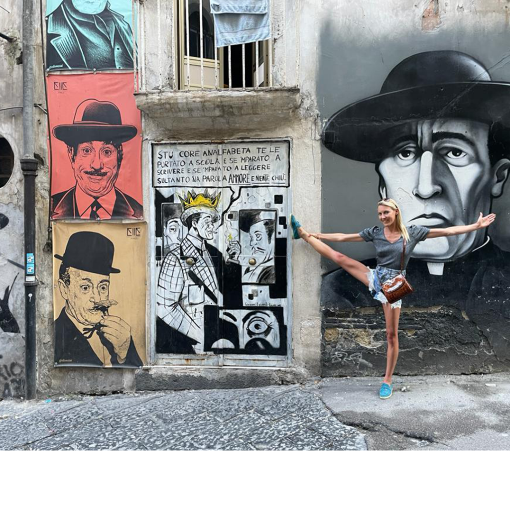 Image d'en-tête de l'article Je Réalise : " Le yoga : un art de vivre ! ", sur laquelle l'on voit Justine faire du yoga dans une rue emplie de street art.